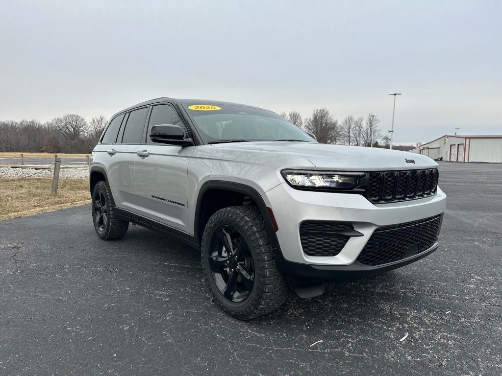 new 2025 Jeep Grand Cherokee car, priced at $44,175