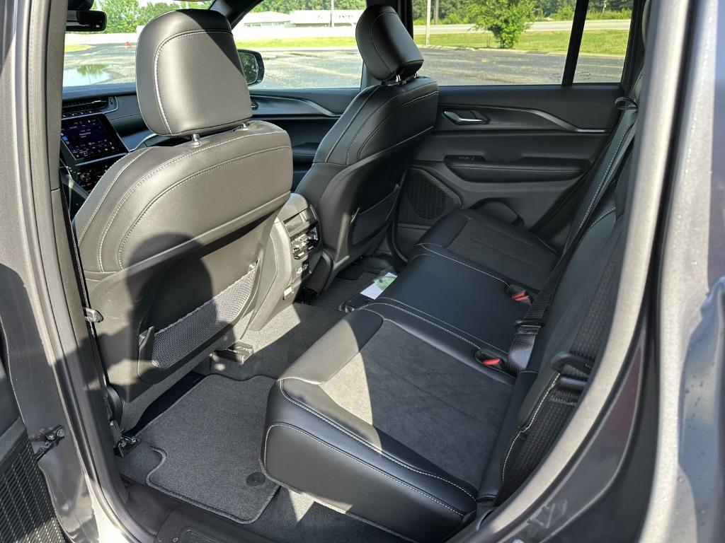 new 2025 Jeep Grand Cherokee car, priced at $42,914