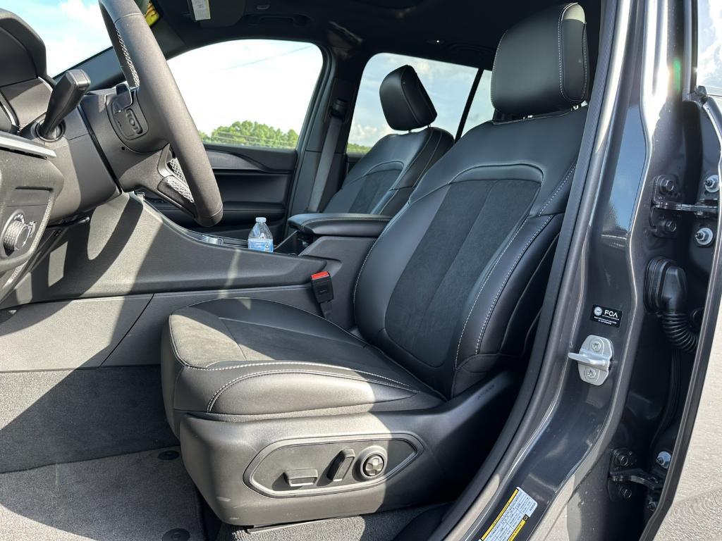 new 2025 Jeep Grand Cherokee car, priced at $42,914