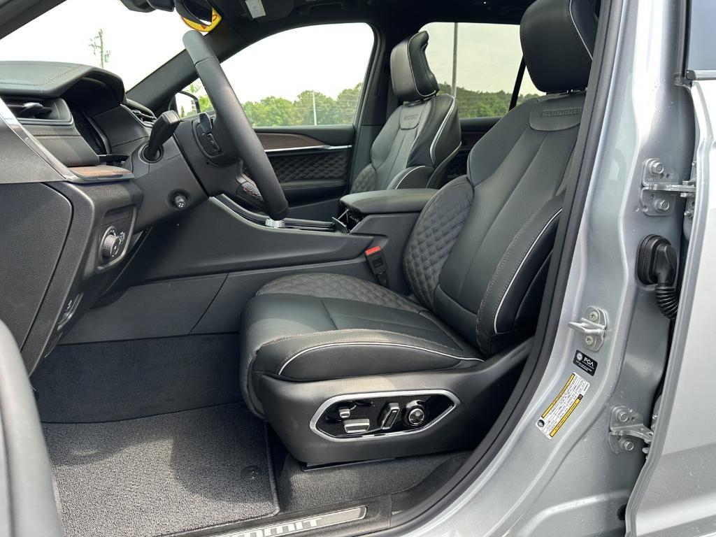 new 2025 Jeep Grand Cherokee car, priced at $57,525