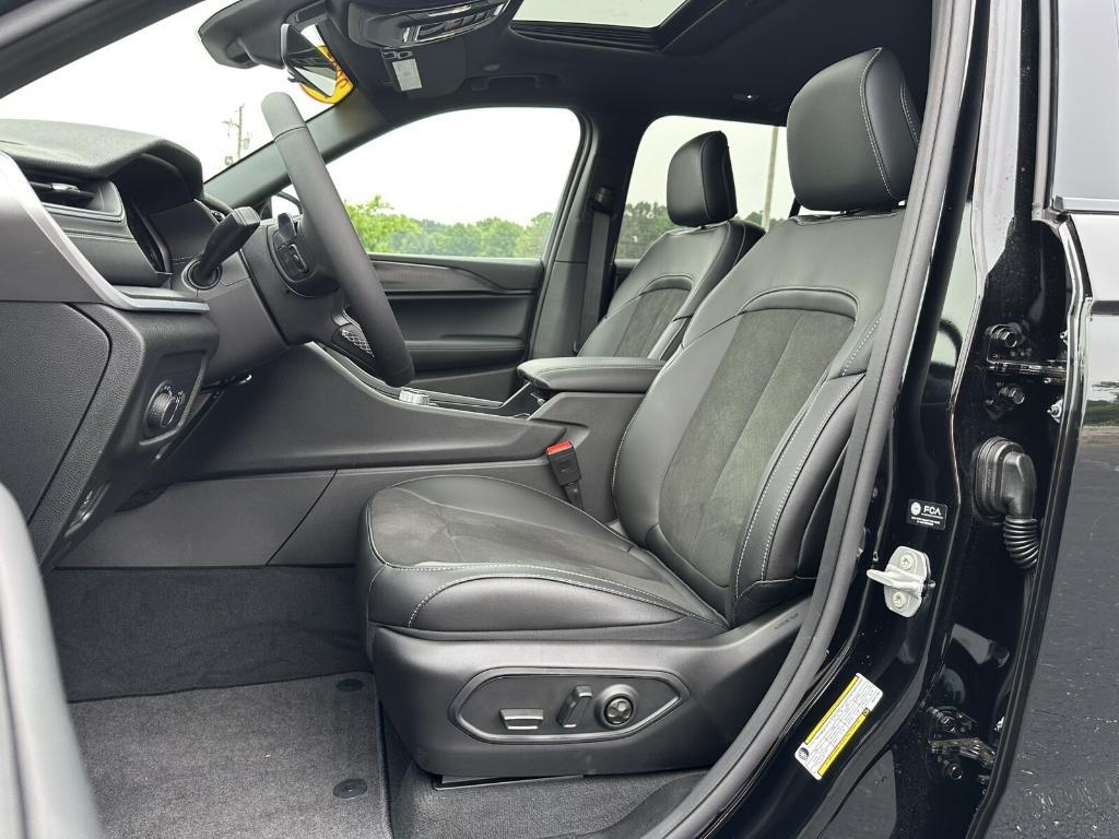 new 2025 Jeep Grand Cherokee car, priced at $43,355