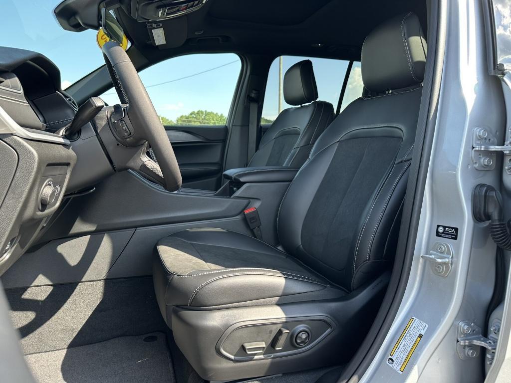 new 2025 Jeep Grand Cherokee car, priced at $41,458