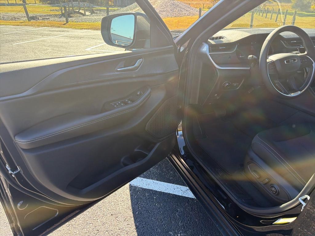 new 2025 Jeep Grand Cherokee car, priced at $37,348