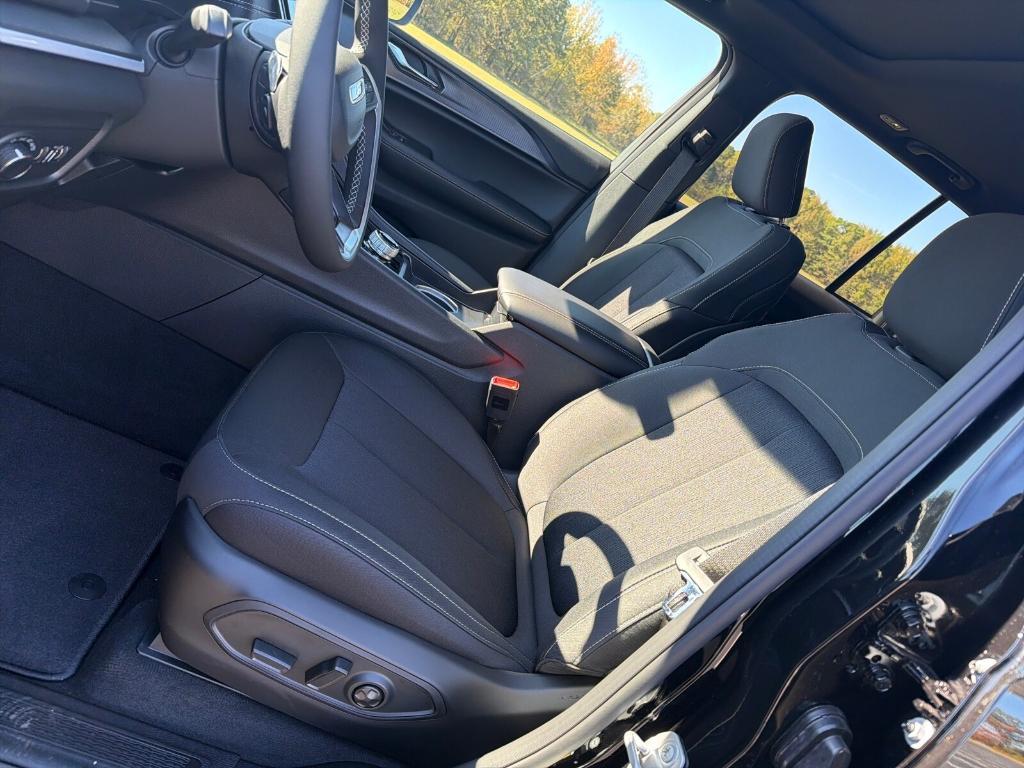 new 2025 Jeep Grand Cherokee car, priced at $37,348