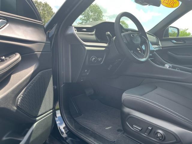 new 2025 Jeep Grand Cherokee car, priced at $38,125