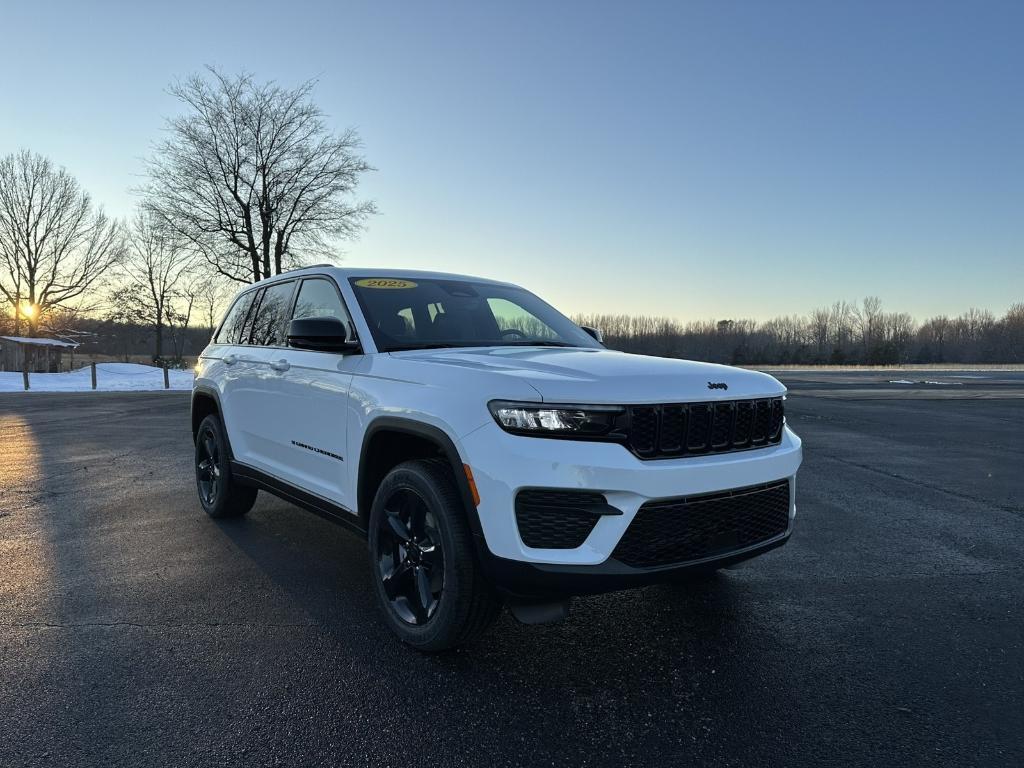 new 2025 Jeep Grand Cherokee car, priced at $43,580