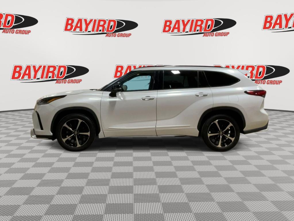 used 2022 Toyota Highlander car, priced at $39,421