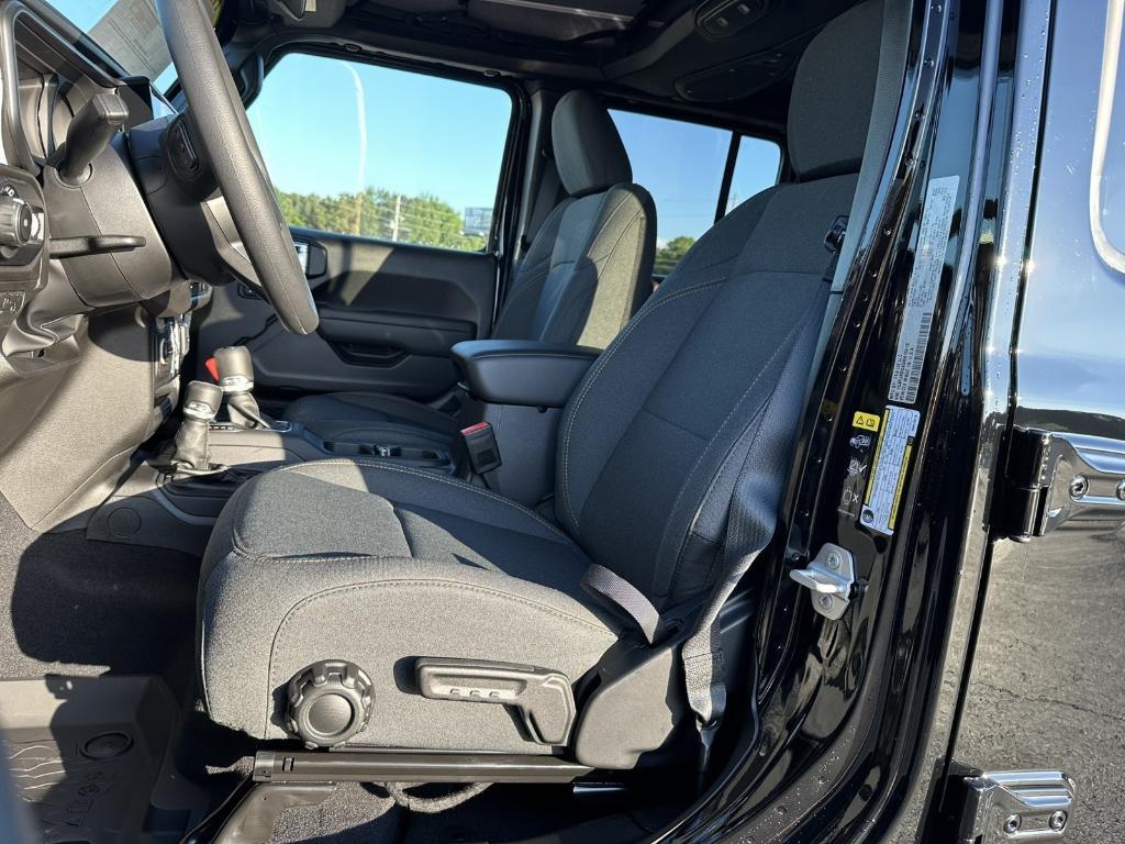 new 2025 Jeep Wrangler car, priced at $40,273