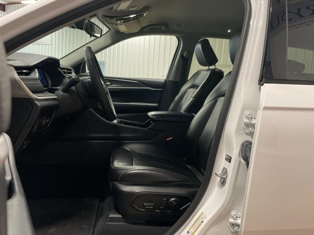 used 2023 Jeep Grand Cherokee car, priced at $30,999