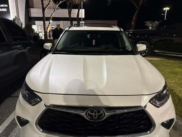 used 2021 Toyota Highlander car, priced at $38,999