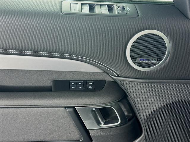 new 2025 Land Rover Discovery car, priced at $79,068