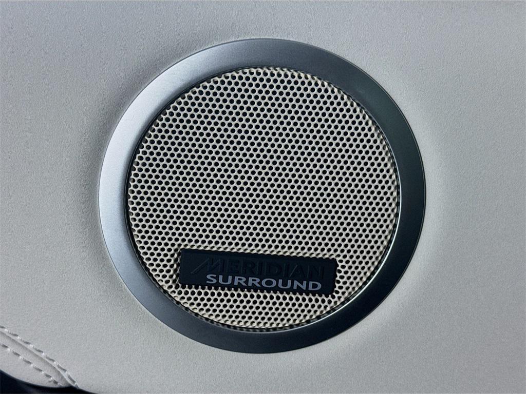 new 2025 Land Rover Discovery car, priced at $65,078