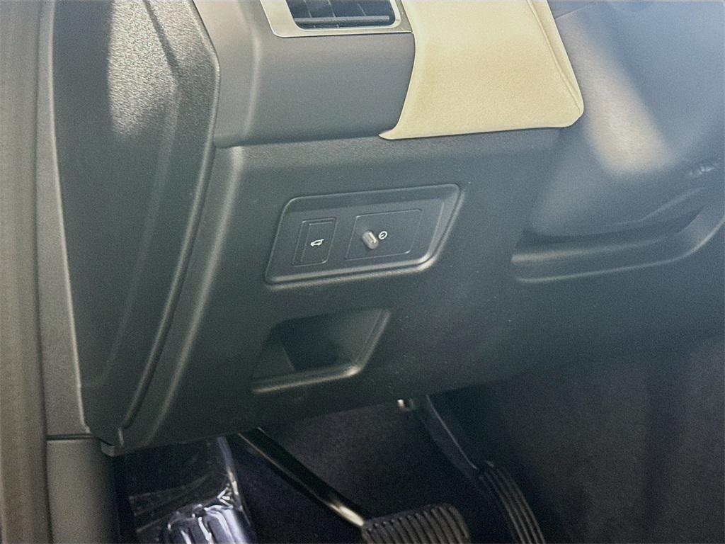 new 2025 Land Rover Discovery car, priced at $65,078