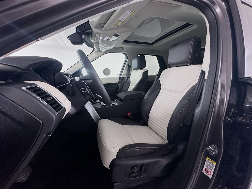new 2025 Land Rover Discovery car, priced at $65,078