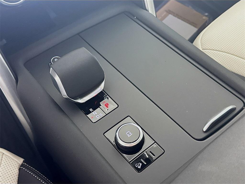 new 2025 Land Rover Discovery car, priced at $65,078