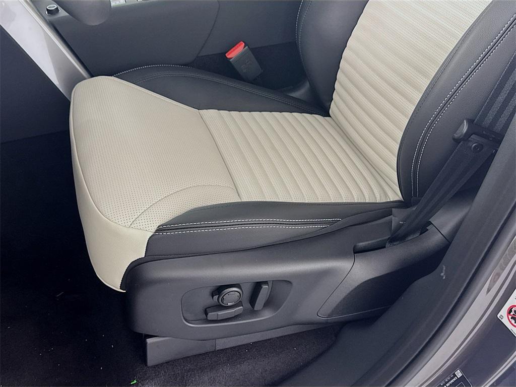 new 2025 Land Rover Discovery car, priced at $65,078