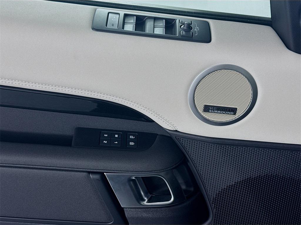 new 2025 Land Rover Discovery car, priced at $65,078