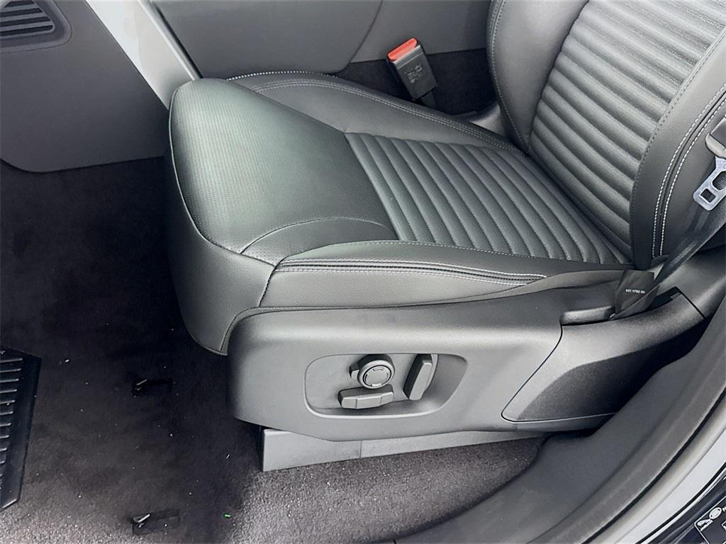 new 2025 Land Rover Discovery car, priced at $66,778