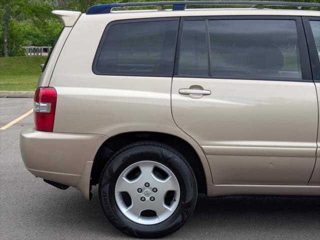 used 2005 Toyota Highlander car, priced at $7,495