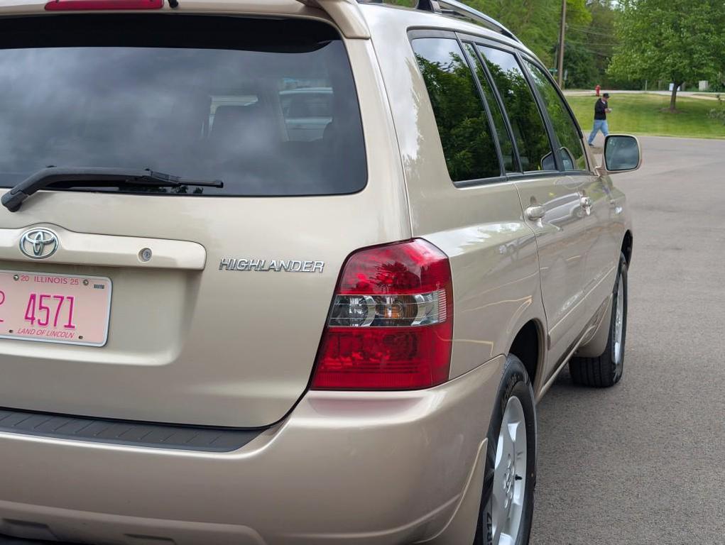 used 2005 Toyota Highlander car, priced at $7,495