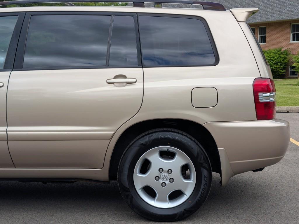 used 2005 Toyota Highlander car, priced at $7,495