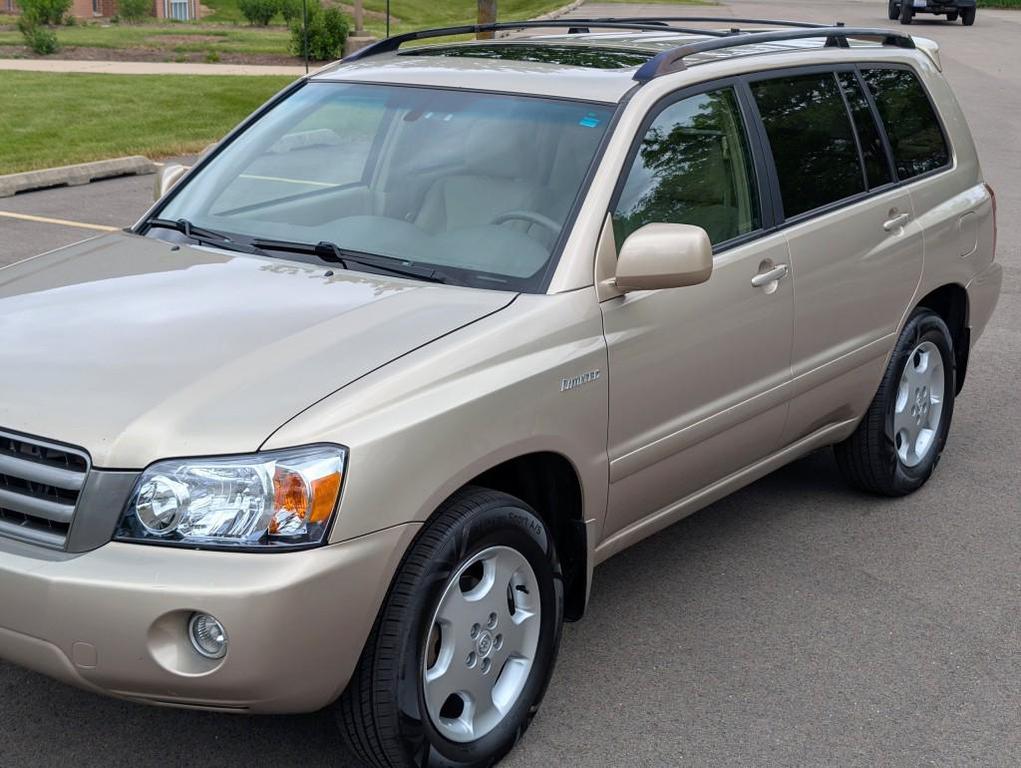used 2005 Toyota Highlander car, priced at $7,495
