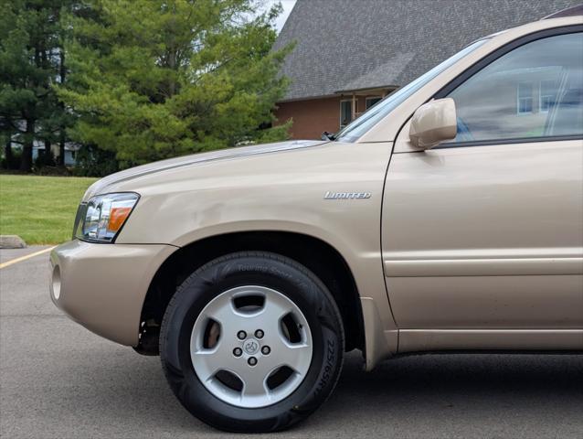 used 2005 Toyota Highlander car, priced at $7,495