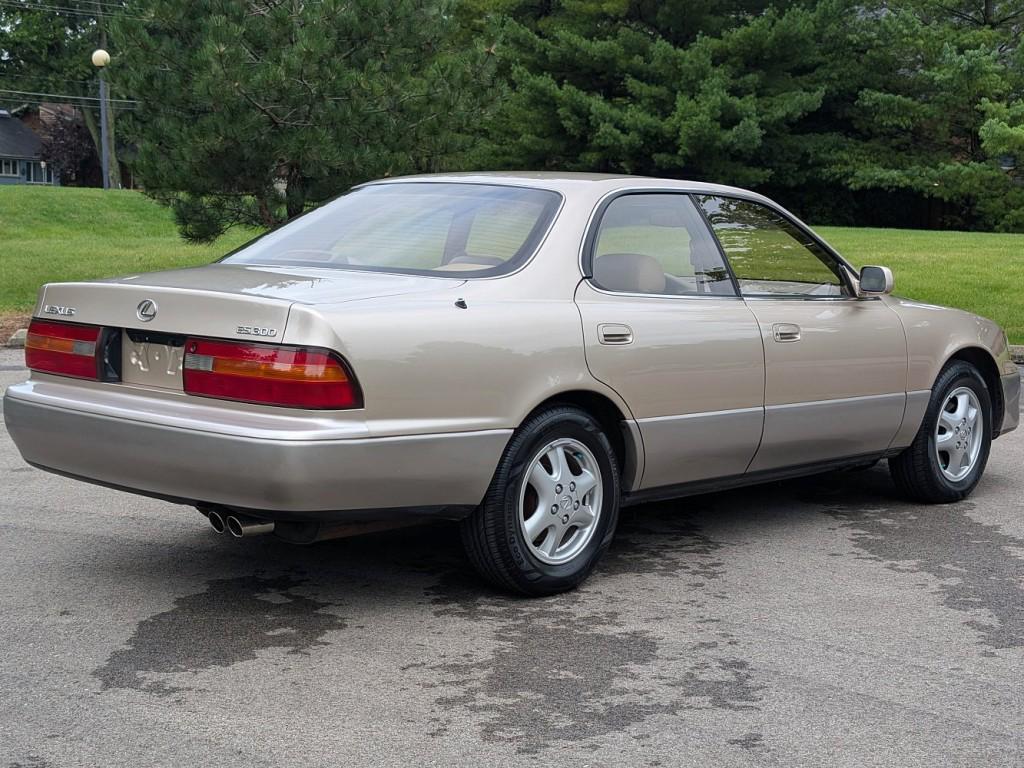 used 1995 Lexus ES 300 car, priced at $9,995