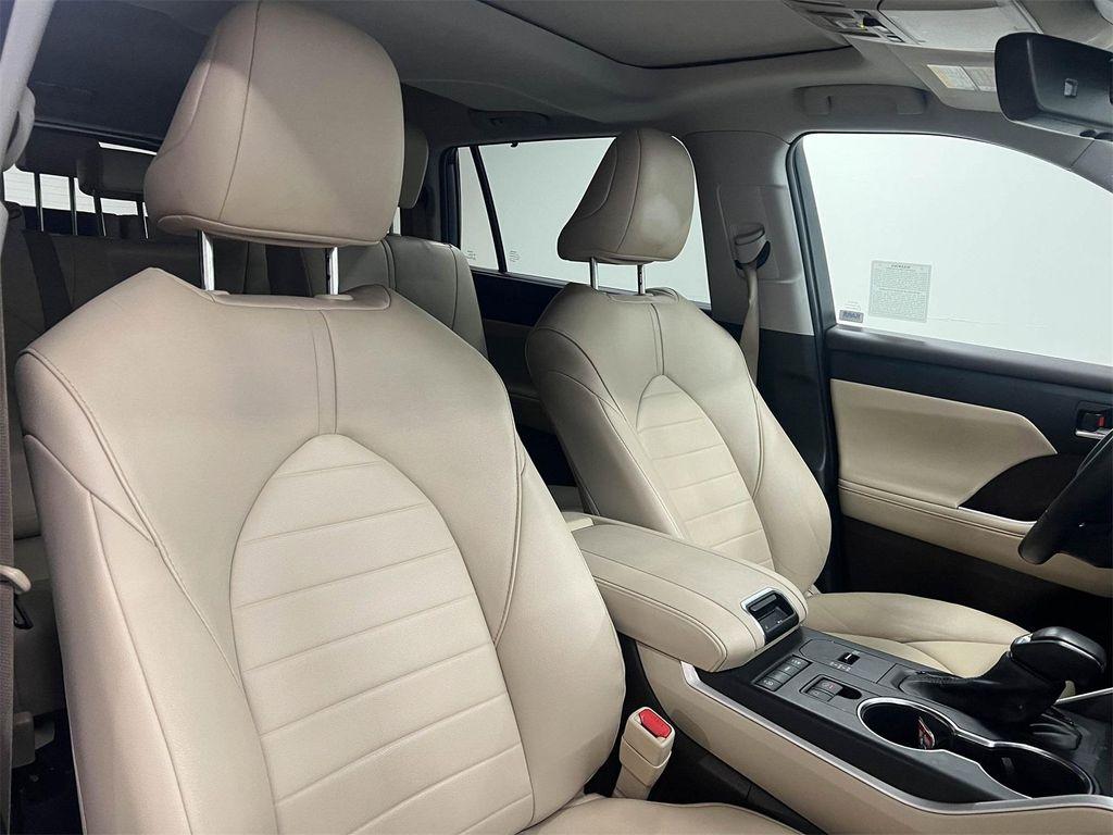 used 2022 Toyota Highlander car, priced at $33,288