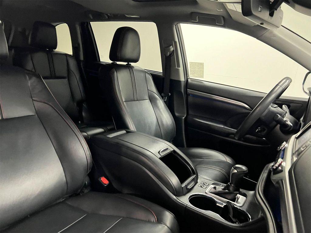 used 2019 Toyota Highlander car, priced at $30,788