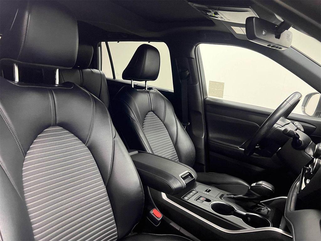 used 2022 Toyota Highlander car, priced at $40,288