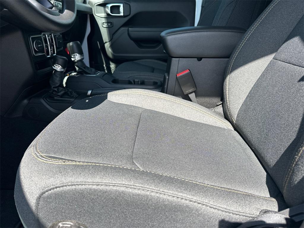 used 2025 Jeep Gladiator car, priced at $38,435