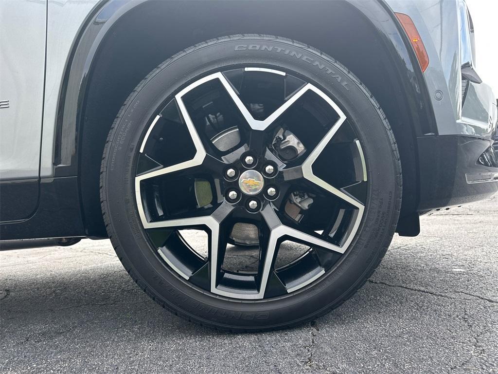 used 2025 Chevrolet Traverse car, priced at $50,424