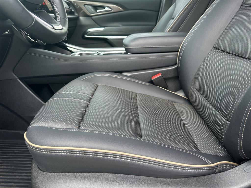 used 2025 Chevrolet Traverse car, priced at $50,424