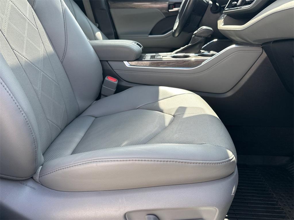 used 2022 Toyota Highlander car, priced at $37,432