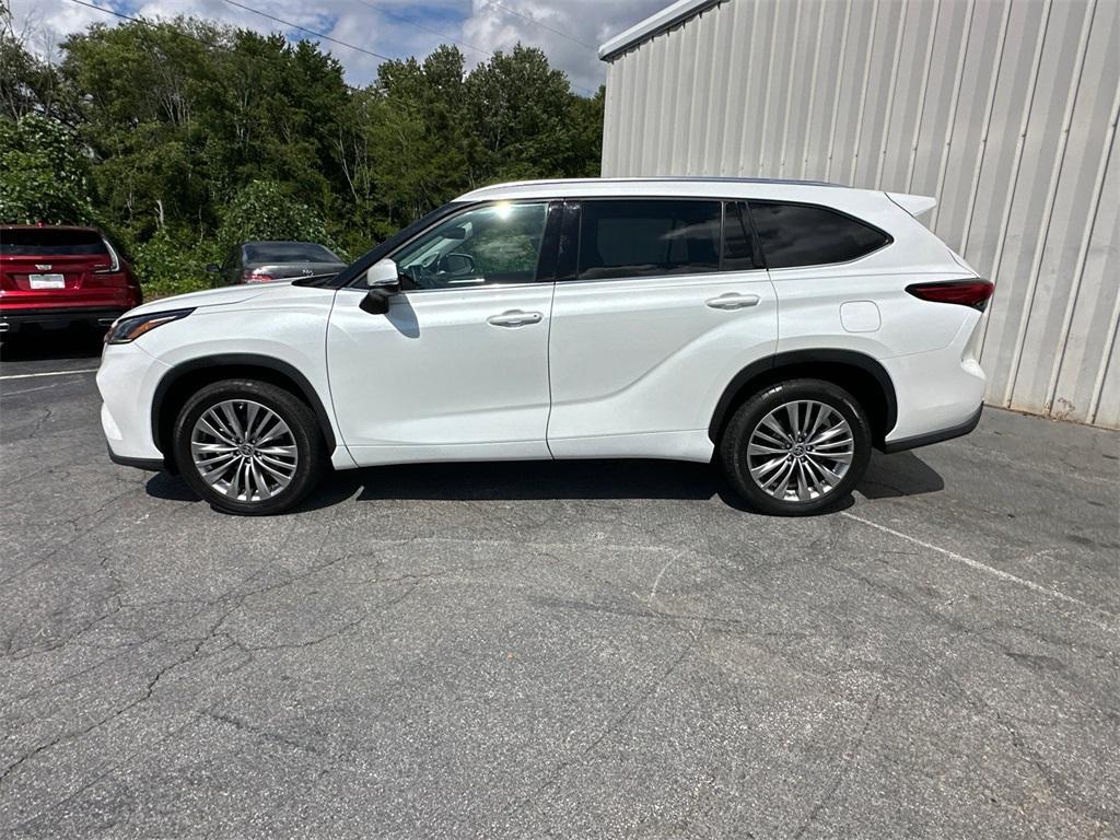 used 2022 Toyota Highlander car, priced at $37,432
