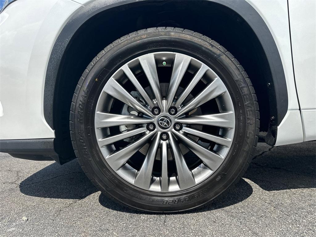 used 2022 Toyota Highlander car, priced at $37,432