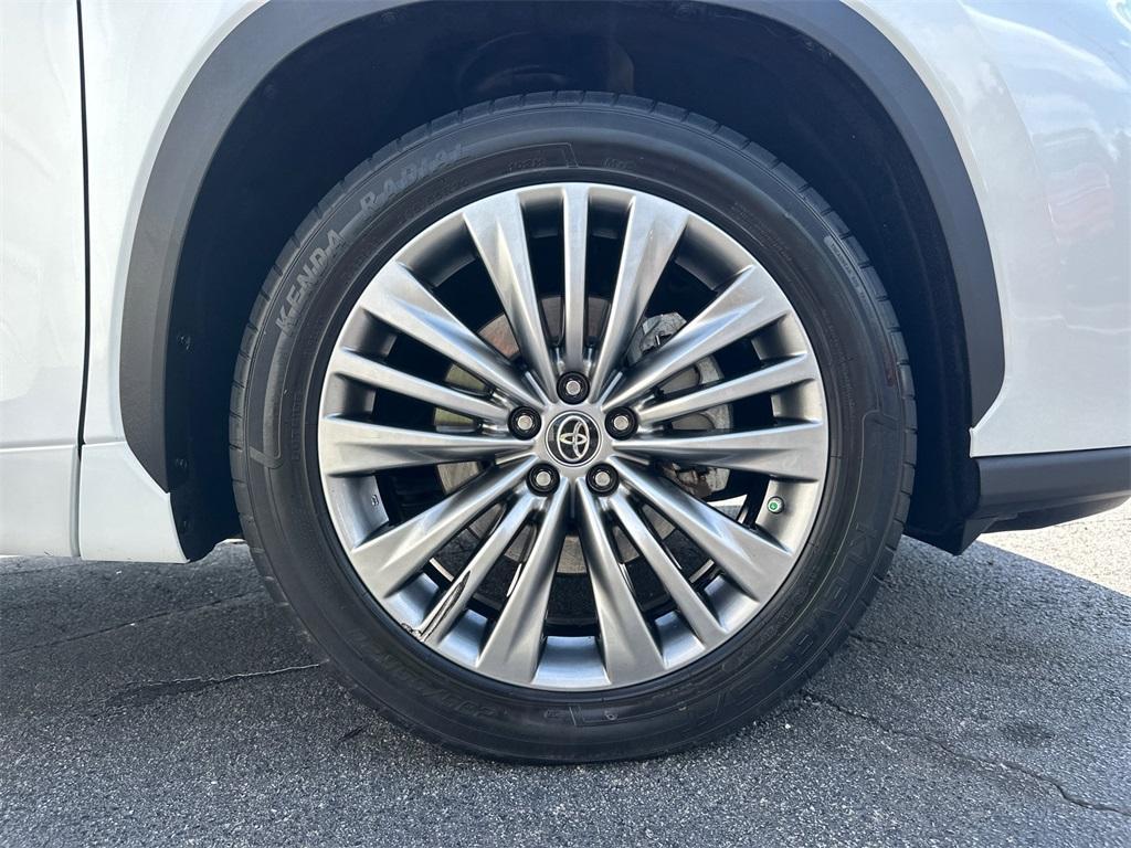 used 2022 Toyota Highlander car, priced at $37,432