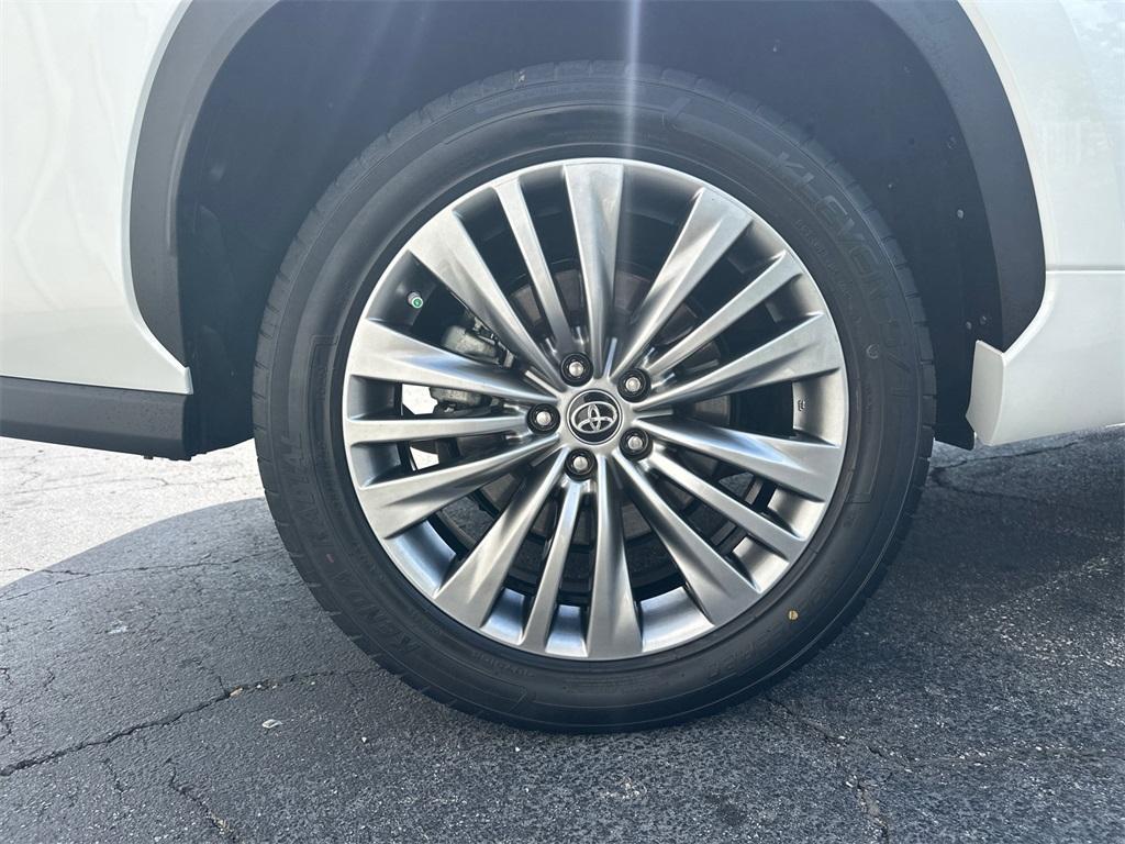 used 2022 Toyota Highlander car, priced at $37,432