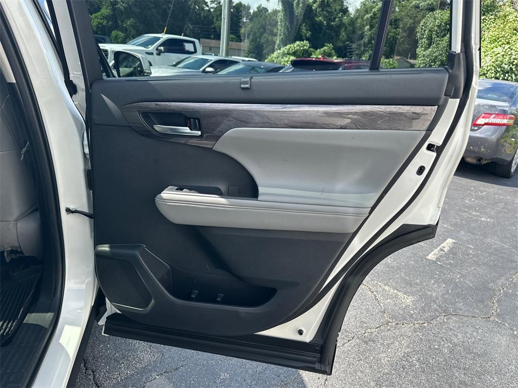 used 2022 Toyota Highlander car, priced at $37,432