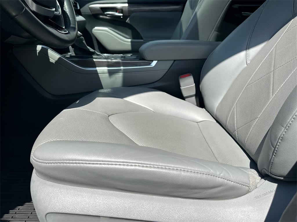 used 2022 Toyota Highlander car, priced at $37,432