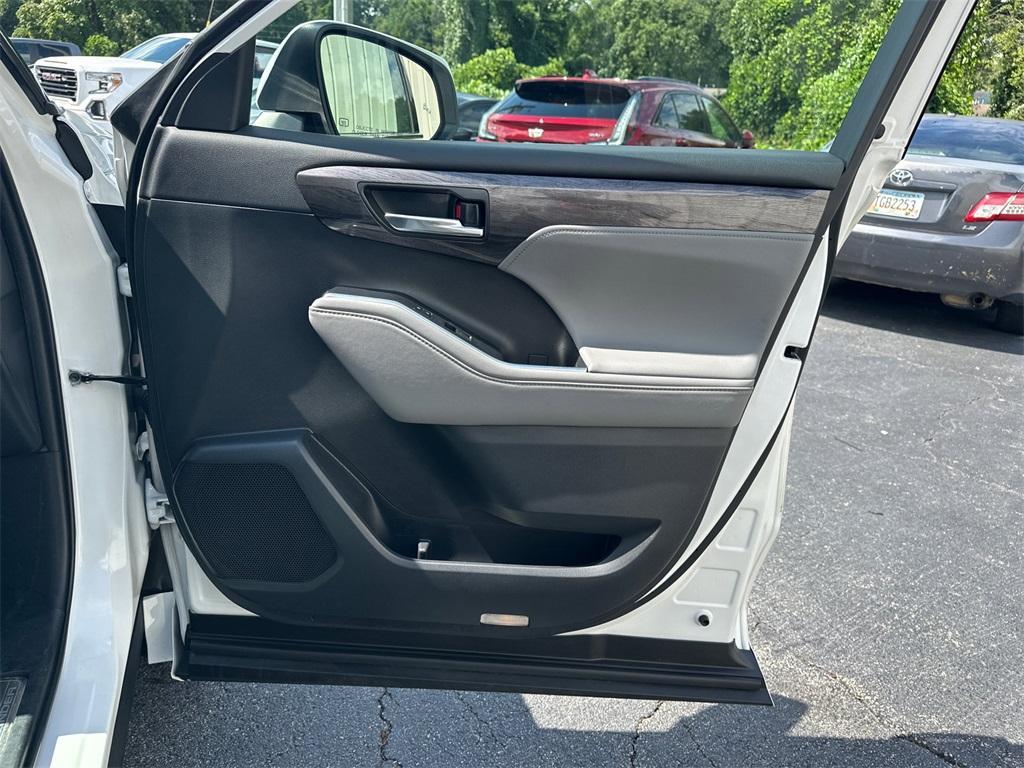 used 2022 Toyota Highlander car, priced at $37,432