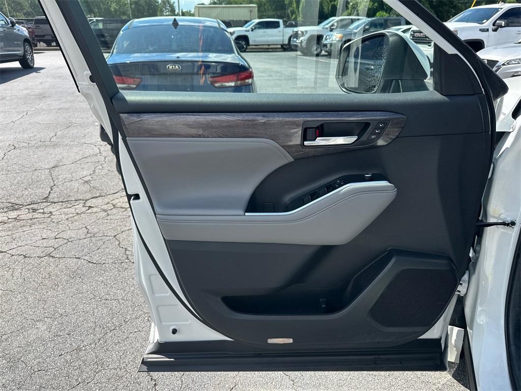 used 2022 Toyota Highlander car, priced at $37,432
