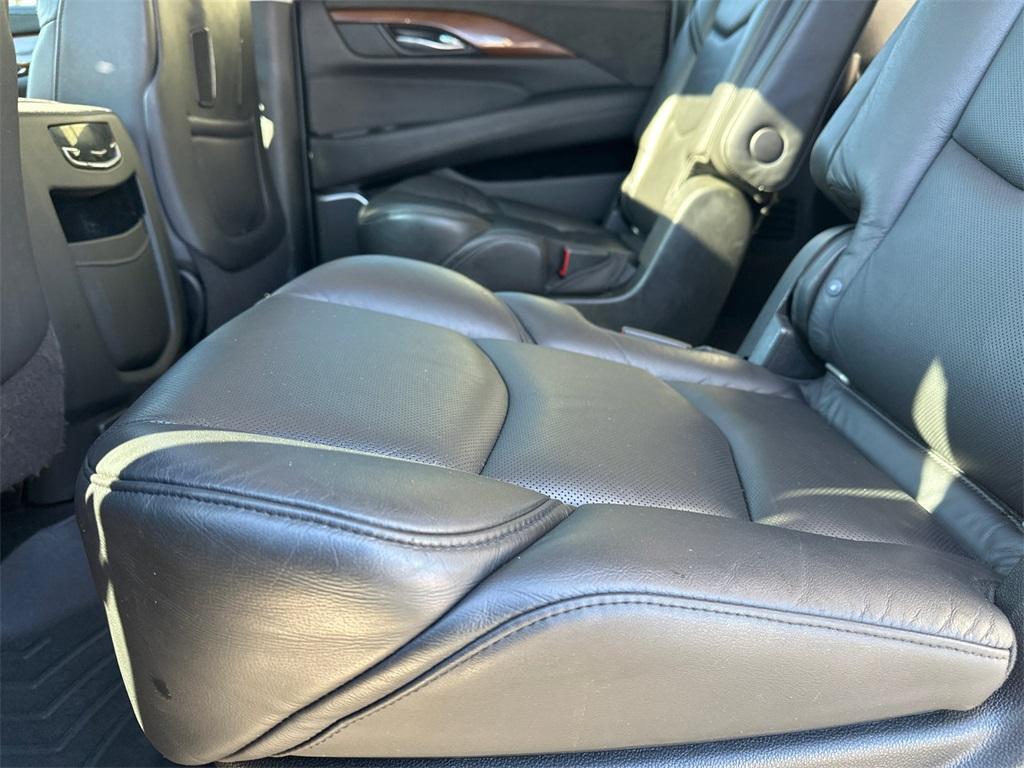 used 2020 Cadillac Escalade ESV car, priced at $33,425