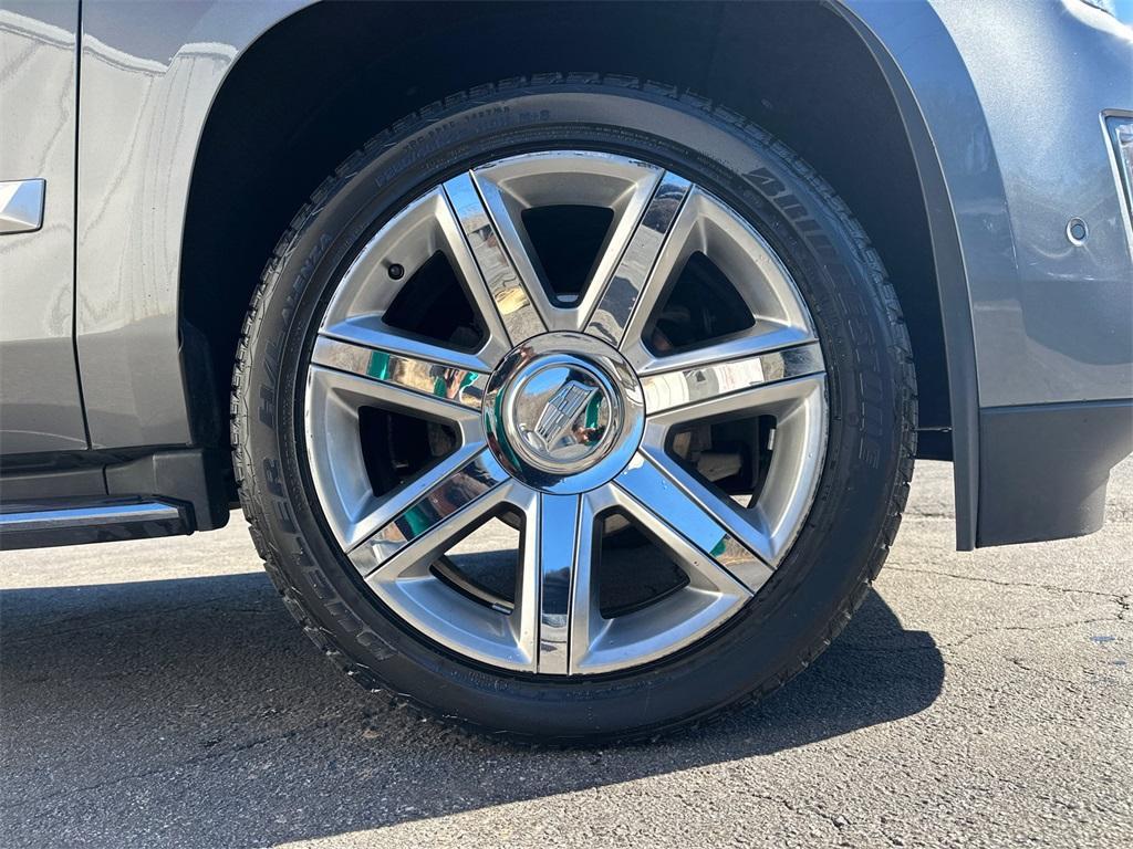 used 2020 Cadillac Escalade ESV car, priced at $33,425