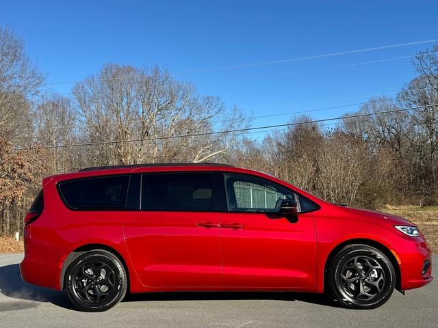 new 2025 Chrysler Pacifica Hybrid car, priced at $51,999