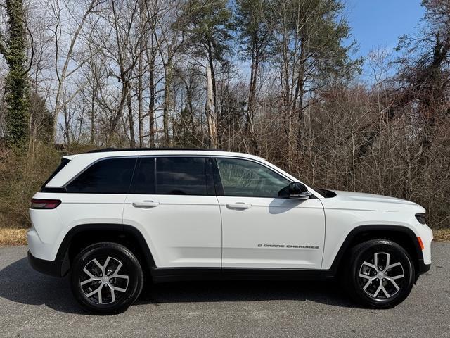 new 2025 Jeep Grand Cherokee car, priced at $43,999