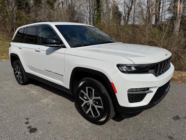 new 2025 Jeep Grand Cherokee car, priced at $43,999