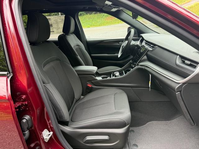 new 2025 Jeep Grand Cherokee car, priced at $39,999