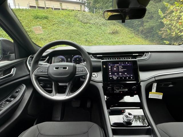 new 2025 Jeep Grand Cherokee car, priced at $39,999